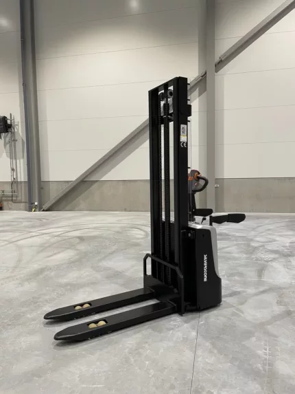 Silverstone ES1536P – Električni visokopodizni viličar s visokim dizanjem, 3600mm, 1500kg, stajaća platforma
