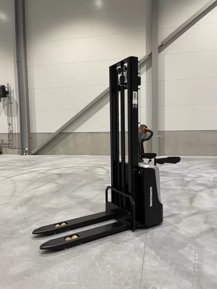 Silverstone ES1536P – Električni visokopodizni viličar s visokim dizanjem, 3600mm, 1500kg, stajaća platforma