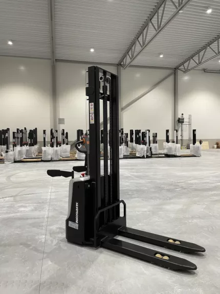 Silverstone ES1536P – Električni visokopodizni viličar s visokim dizanjem, 3600mm, 1500kg, stajaća platforma