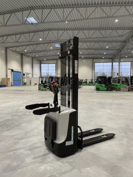 Silverstone ES1536P – Električni visokopodizni viličar s visokim dizanjem, 3600mm, 1500kg, stajaća platforma