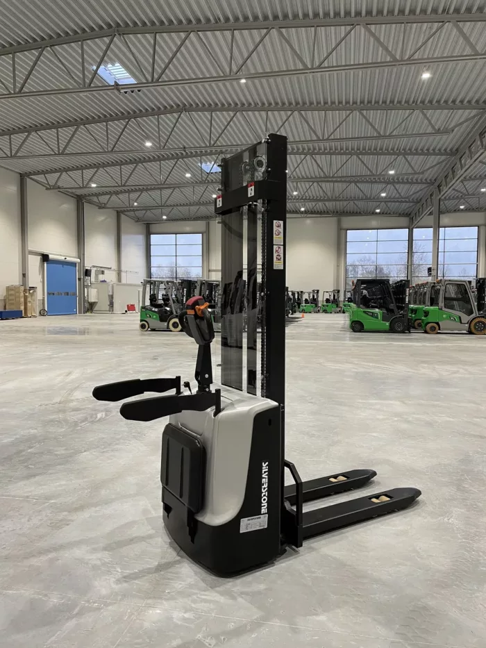 Silverstone ES1536P – Električni visokopodizni viličar s visokim dizanjem, 3600mm, 1500kg, stajaća platforma