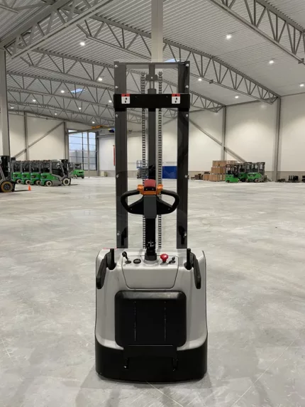 Silverstone ES1536P – Električni visokopodizni viličar s visokim dizanjem, 3600mm, 1500kg, stajaća platforma