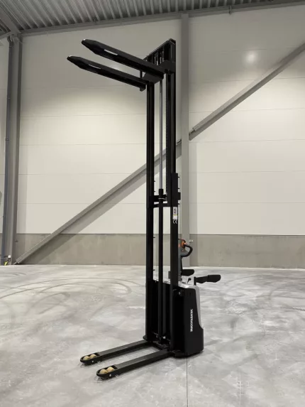 Silverstone ES1536P – Električni visokopodizni viličar s visokim dizanjem, 3600mm, 1500kg, stajaća platforma