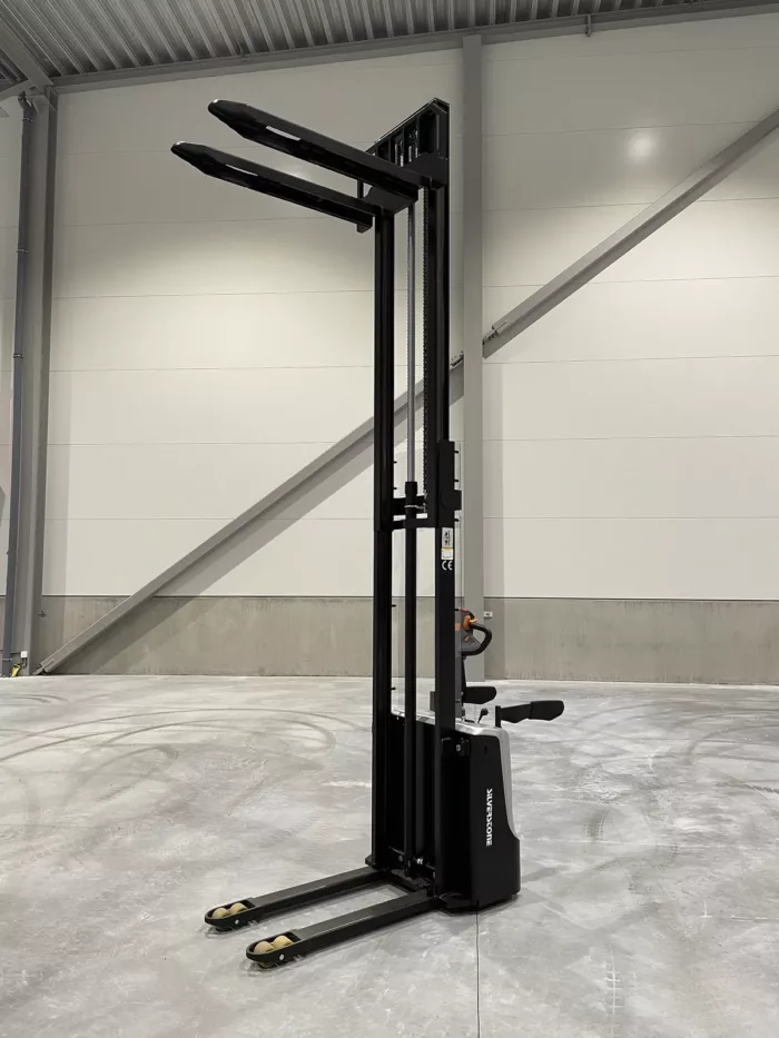 Silverstone ES1536P – Električni visokopodizni viličar s visokim dizanjem, 3600mm, 1500kg, stajaća platforma